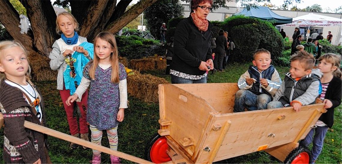 Der Leiterwagen bereitet den Kindern beim Kürbis- und Lichterfest Spaß. Foto: Fotomoment