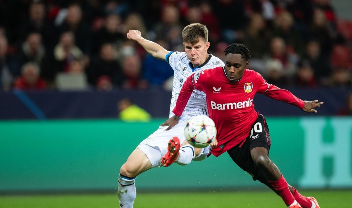 Der Leverkusener Jeremie Frimpong (r) im Zweikampf mit Eduard Sobol.