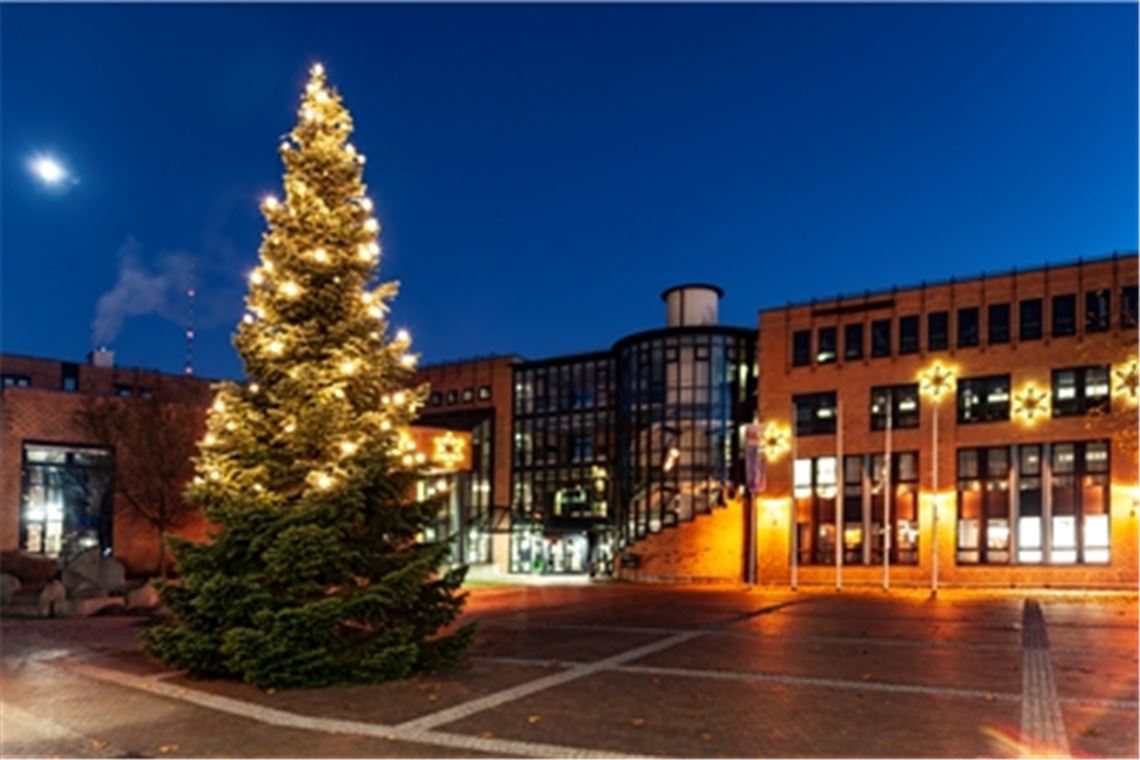 Trotz des ausbleibenden Budenzaubers: Es weihnachtet in Mühlacker Der Lichterschmuck ist angebracht. Foto: Fotomoment