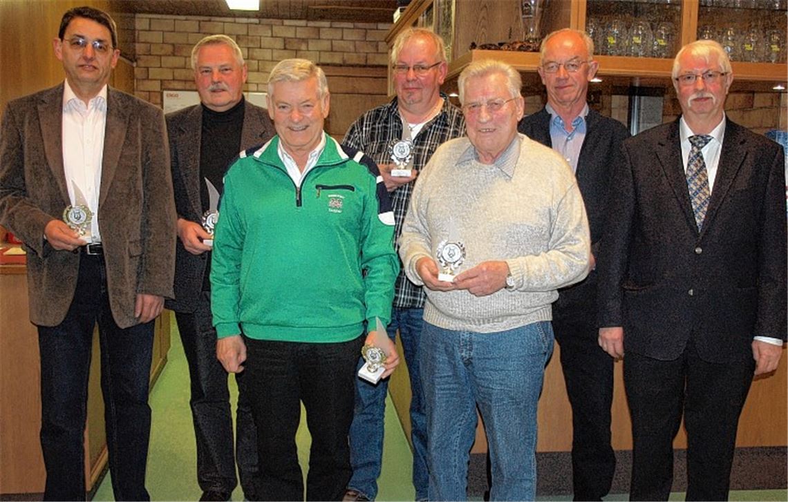 Der Liederkranz Serres, rechts Vorsitzender Eberhard Gille, ehrt die Jubilare Roland Falz, Hans Löser, Dieter Stichlmair, Stephan Thomamüller, Otto Collmer und Herbert Baret (v.li.).