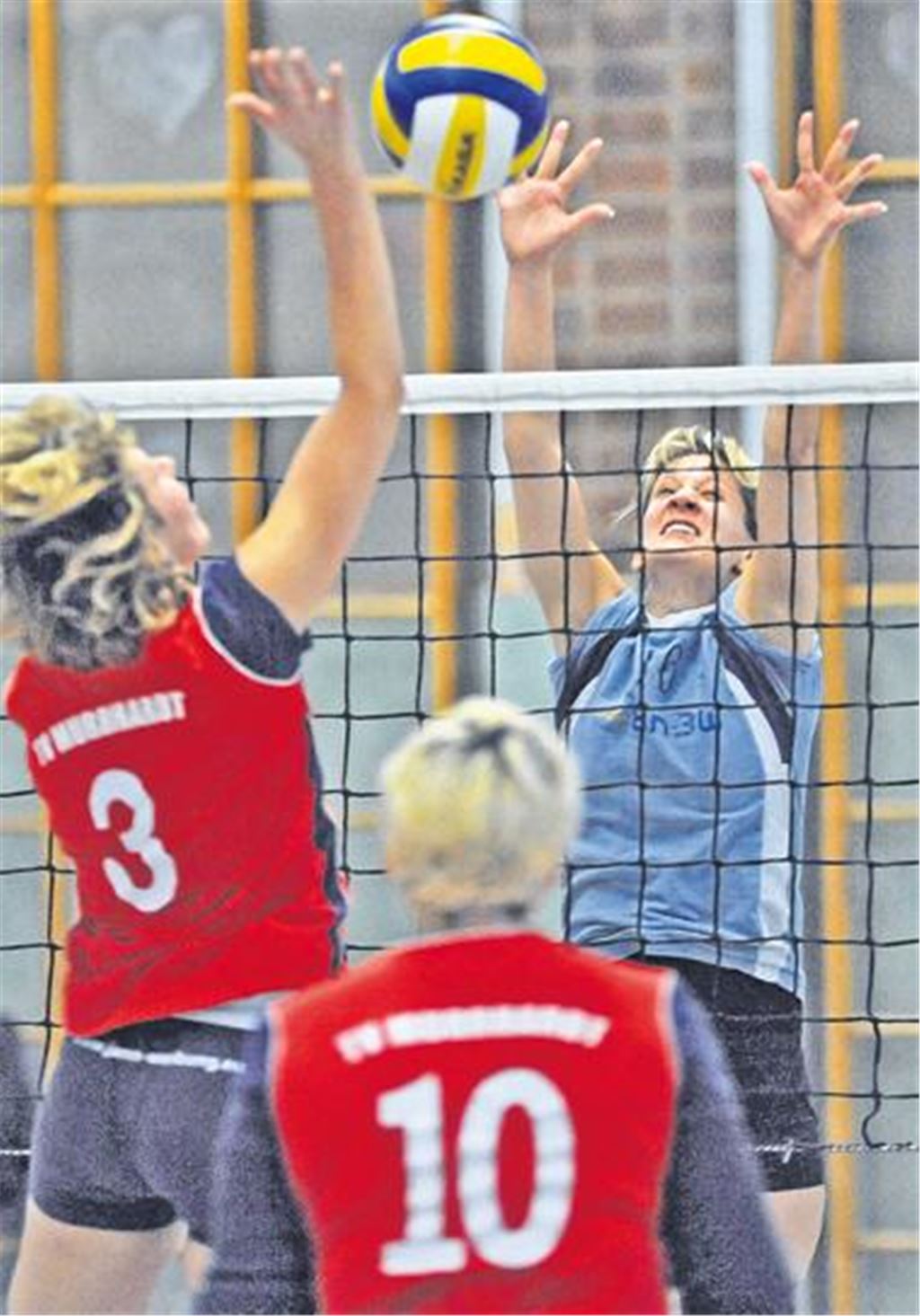 Der Lienzinger Block hat mit den Angriffen des TV Murrhardt Probleme. Foto: Fotomoment