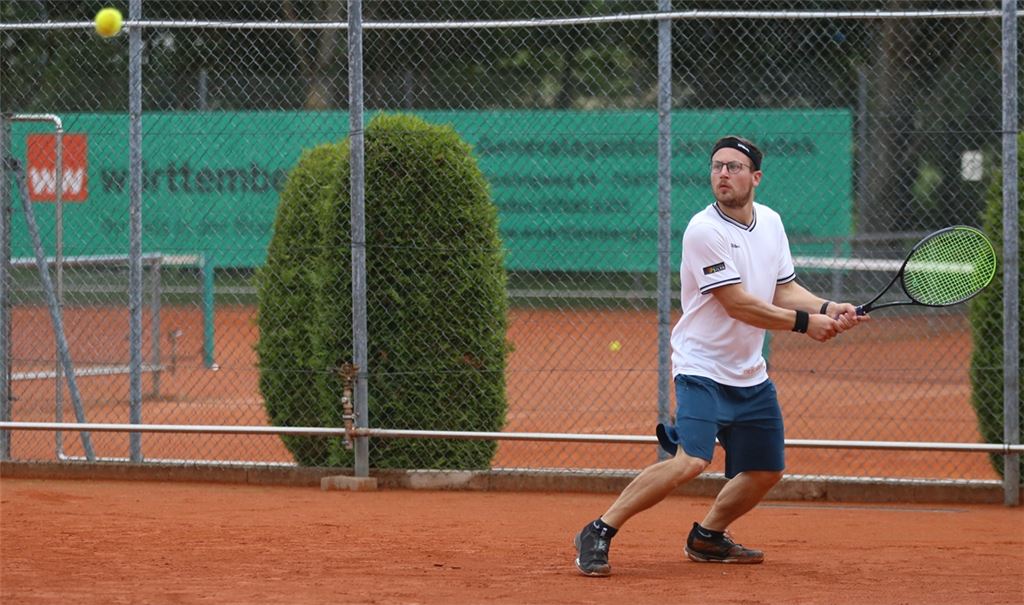 Der Lienzinger Mannschaftsführer Kevin Thäter gewinnt sein Einzel gegen Freiberg. Foto: Huber