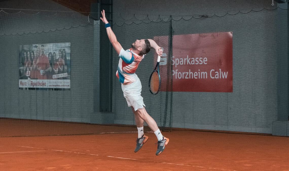 Der Lienzinger Markus Köchel beim Aufschlag zum Matchgewinn. Foto: privat