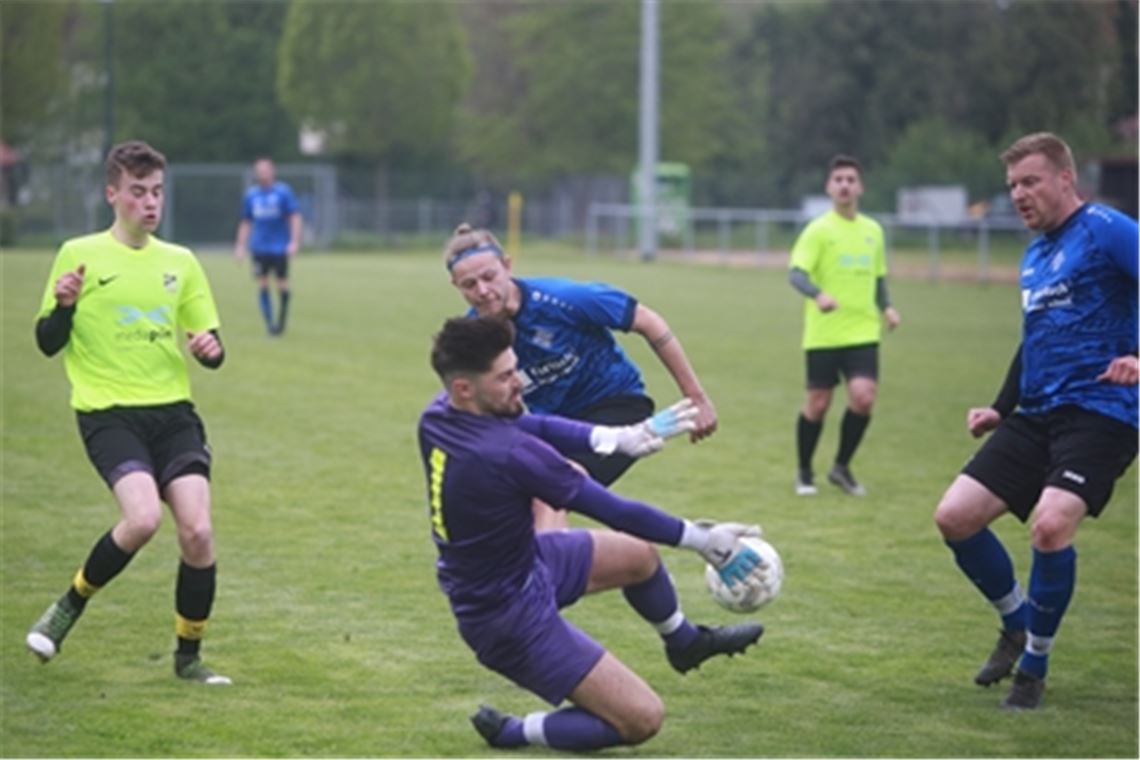 Derbysieg: Viktoria bleibt auf Kurs, Lienzingen im Keller Der Lienzinger Torwart Robert Jung liefert im Heimspiel gegen den FC Viktoria Enzberg eine starke Leistung ab. Hier pariert er einen Schuss von Niklas Bergtold (Mitte). Foto: Huber