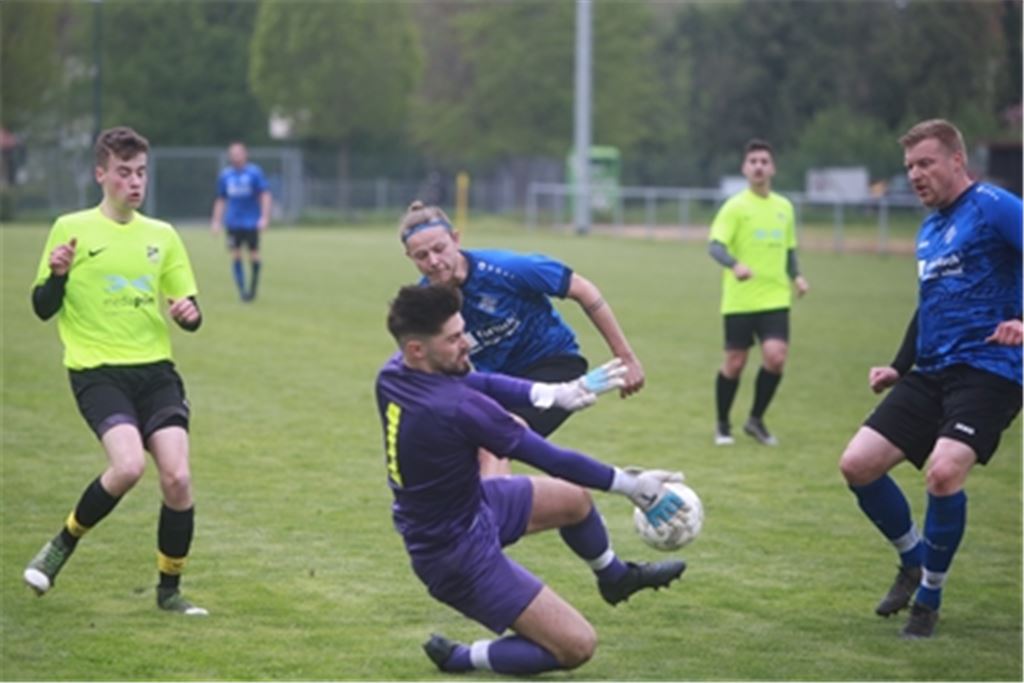 Der Lienzinger Torwart Robert Jung liefert im Heimspiel gegen den FC Viktoria Enzberg eine starke Leistung ab. Hier pariert er einen Schuss von Niklas Bergtold (Mitte). Foto: Huber