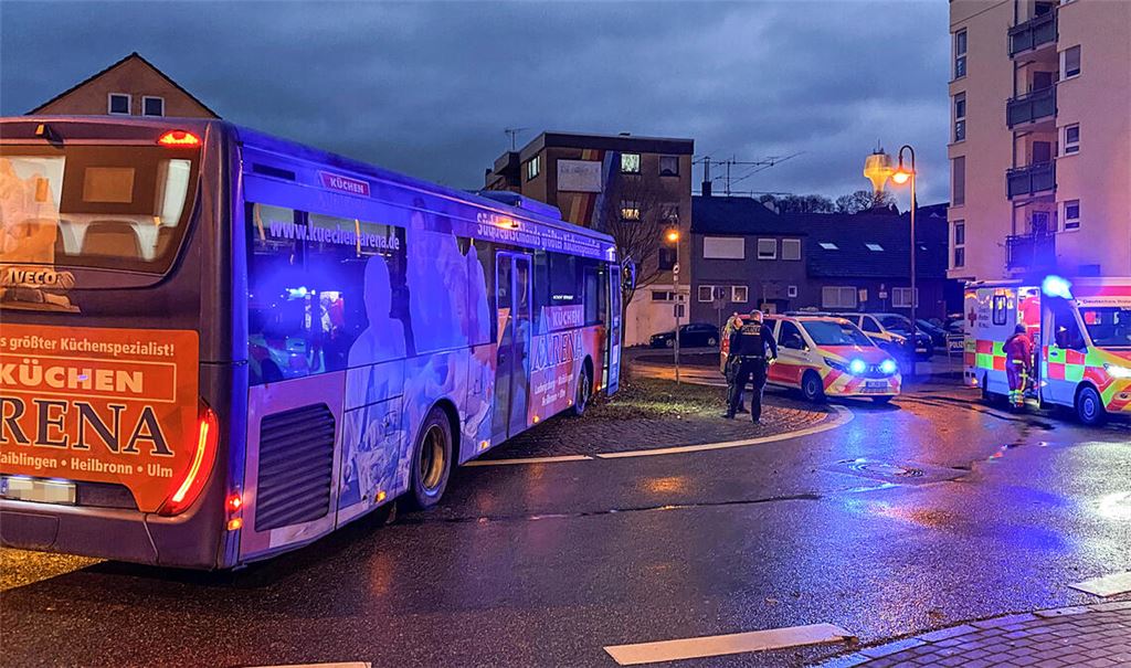 Der Linienbus stoppt mitten auf der Verkehrsinsel. Foto: huw