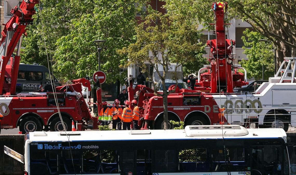 Der Linienbus wird von Kränen aus dem Fluss geborgen.