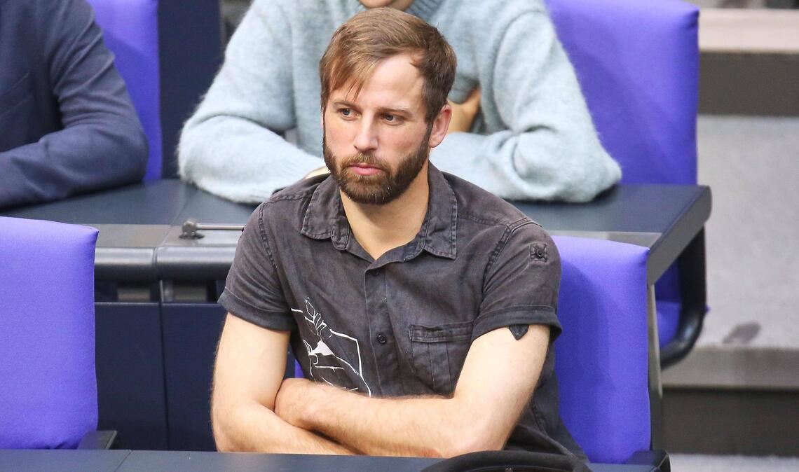 Der Linken-Abgeordnete Marcel Bauer aus Karlsruhe zieht den Anwesenheitsschnitt seiner Fraktion deutlich nach unten – und erklärt dies mit geteilter Sorgearbeit.