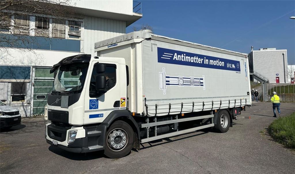 Der Lkw meistert seine Fahrt ohne Zwischenfälle.