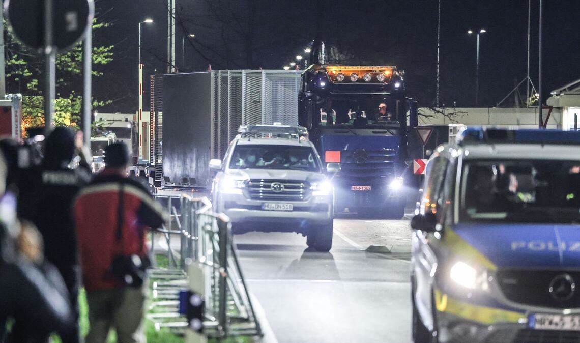 Der Lkw mit dem Castor hat das Jülicher Forschungszentrum einige Minuten nach 22.00 Uhr verlassen.