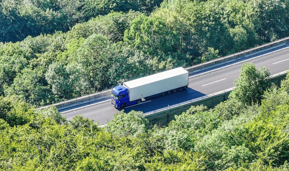 Der Lkw mit entzündlichem Gefahrgut steht auf der A8.