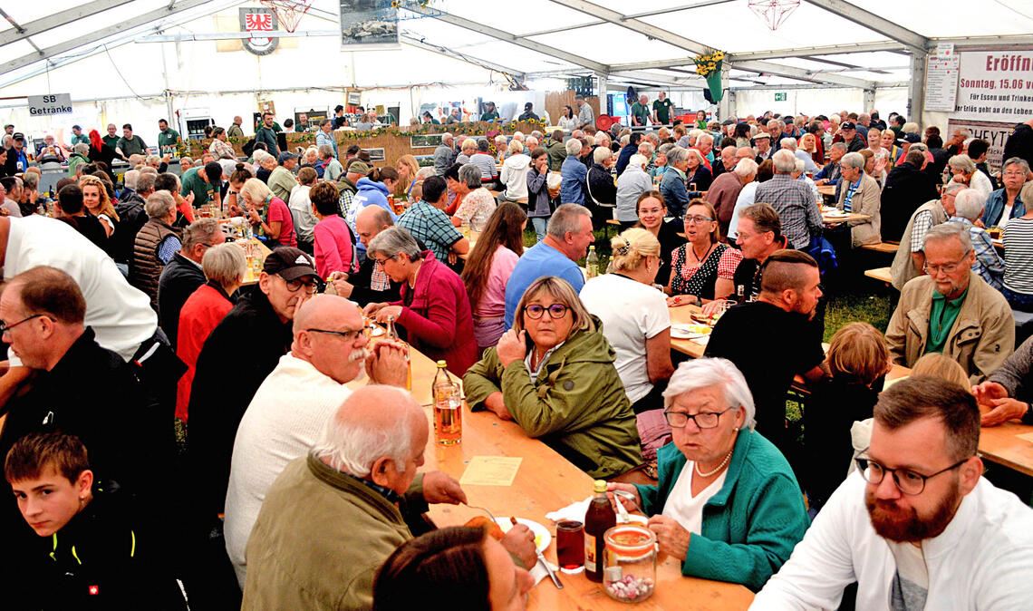 Der Lohn für die Mühe der Organisatoren und des großen Helferteams: Das „Fischerfest“.Festzelt ist am Sonntagmittag voll besetzt. Fotos: Stahlfeld
