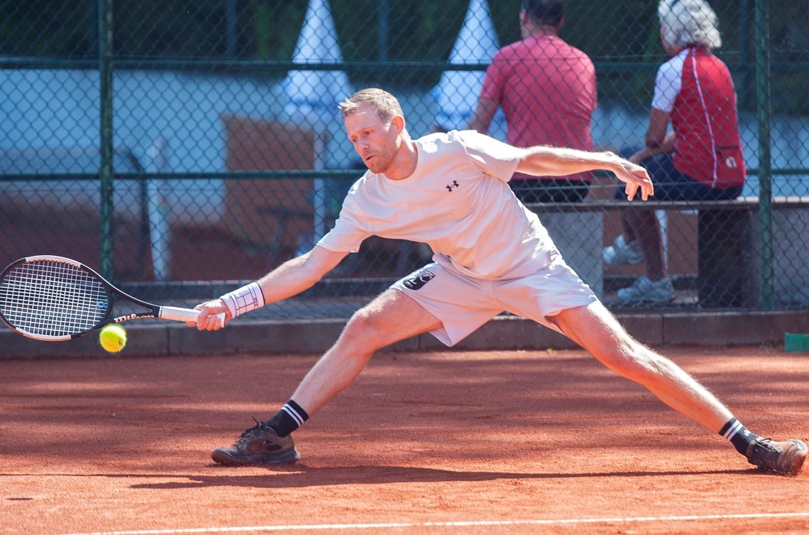 Der Lomersheimer Florian Waldhaus muss sich lang machen. Foto; Fotomoment