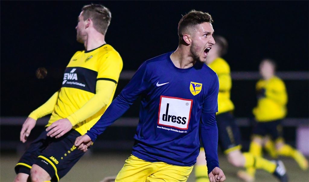 Der Lomersheimer Flügelstürmer Maximilian Stadler feiert sein Tor zum 0:1 in der 30. Minute. Foto: Schüller
