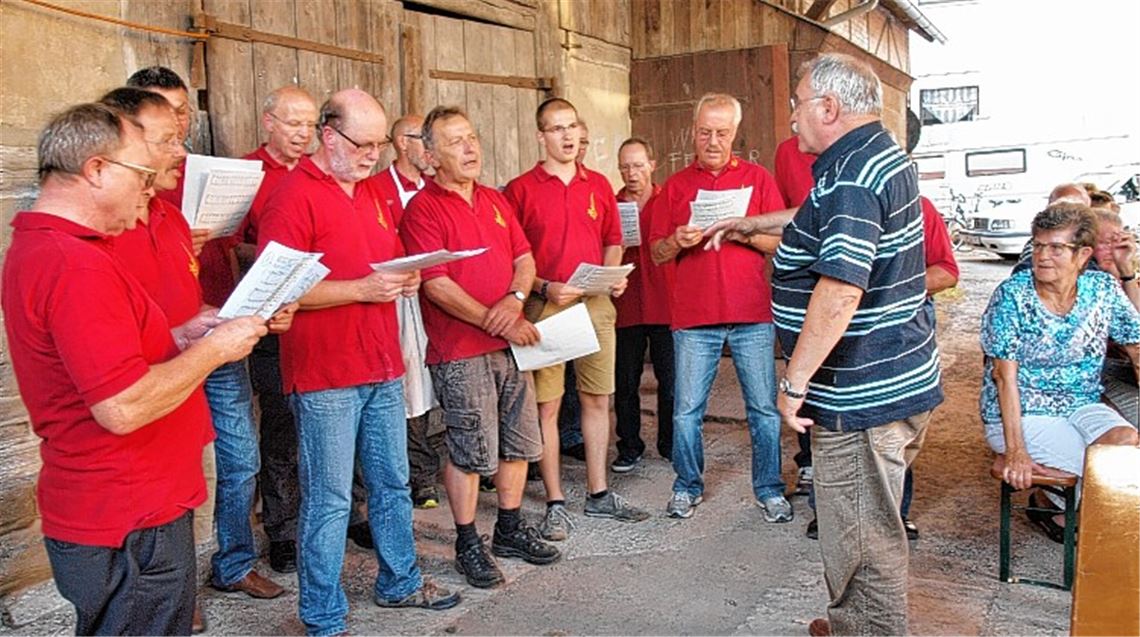 Der MGV Lienzingen unterhält die Gäste mit flotten Weisen.