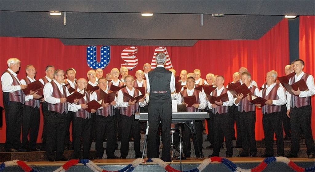 Der MGV-Männerchor unter der Leitung von Markus Sauter trägt Spirituals vor und entführt das Publikum musikalisch ins Tal des Shenendoah-River. Fotos: Appich