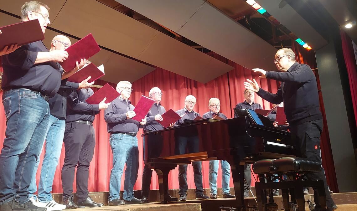 Der MGV Ötisheim mit seinem Chorleiter Aldo Martínez (re.) erfreut die Zuhörer in der Erlentalhalle.