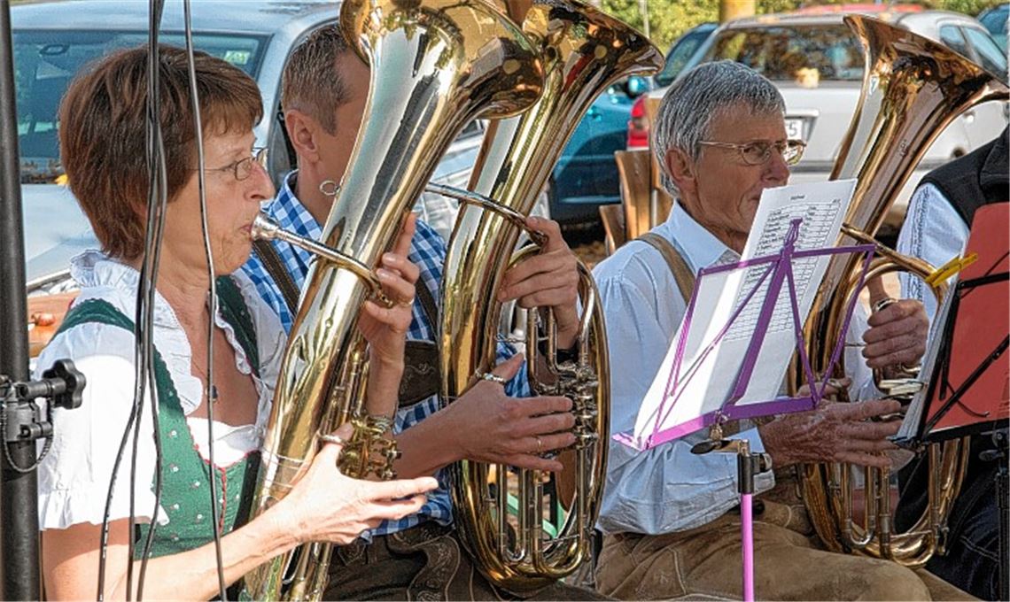 Der MV Enzberg unterhält bei schönem Herbstwetter seine Gäste. 