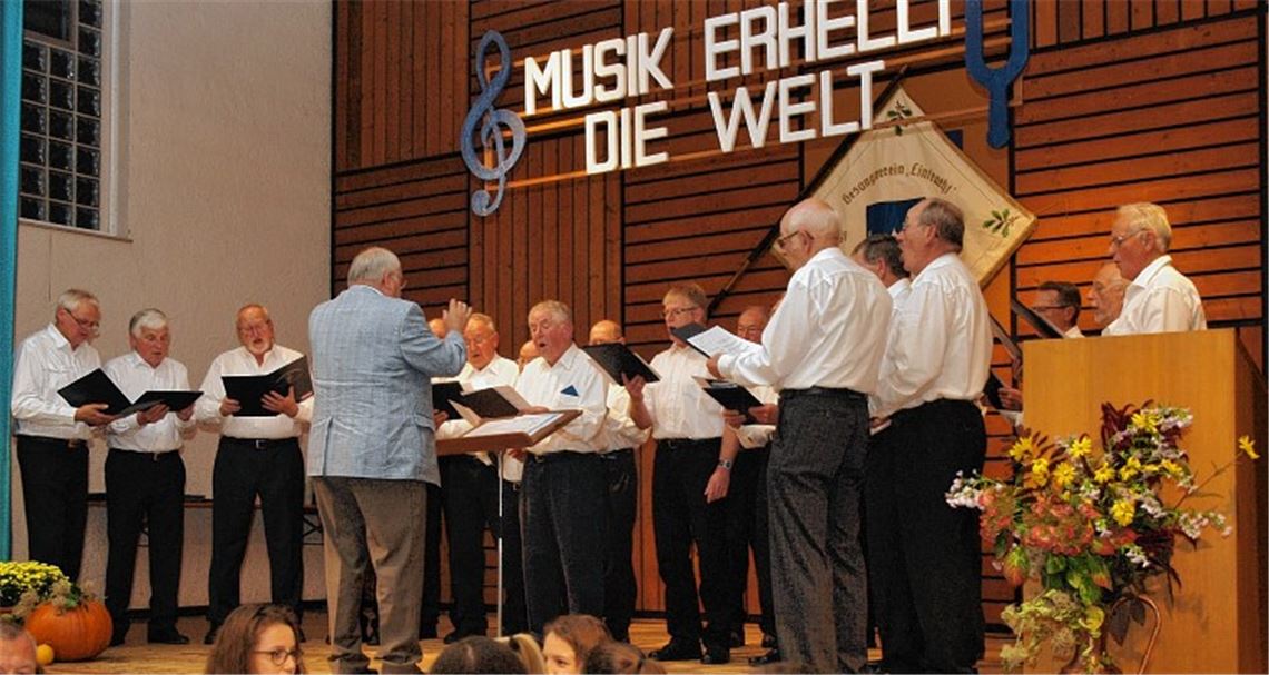 Der Männerchor Schmie besingt beim Liederabend Jagd und Wein. Foto: Appich