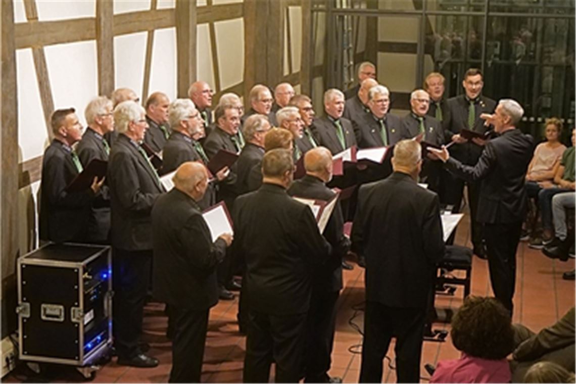 Der Männerchor eröffnet den Festabend in der Alten Kelter musikalisch. Foto: Friedrich