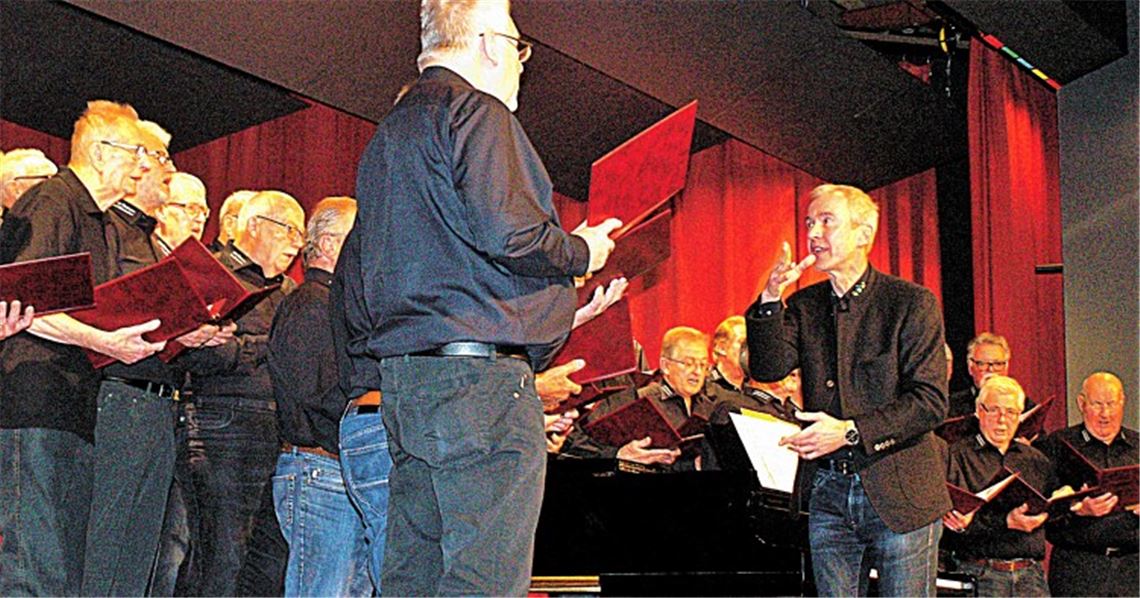 Der Männerchor unter der Leitung von Markus Sauter eröffnet den konzertanten Teil des Abends.Filitz