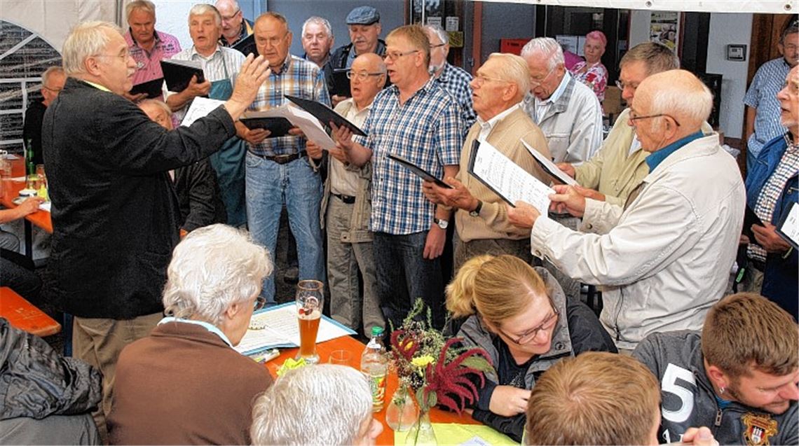 Werbung in eigener Sache betrieben Der Männerchor unterhält die Festbesucher mit fröhlichen Weinliedern.