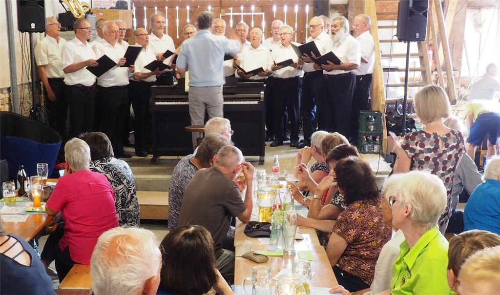 Der Männergemeinschaftschor Serres-Iptingen-Großglattbach präsentiert ein Programm mit bekannten Liedern wie „Der goldene Wein“ oder „Auf das Leben“. Foto: Müller