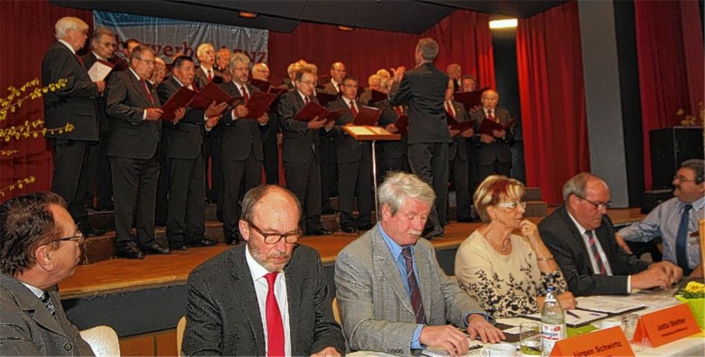 Der Männergesangverein Ötisheim begrüßt als Gastgeber die Vereinsdelegierten der Sängerbewegung mit schwungvollen Weisen. In Vordergrund von der Verbandsvorstandschaft Heinz Konrad, Günter Stepper, Jürgen Schwirtz, Jutta Stetter, Vorsitzender Rolf Czudzowitz und Vize Peter Heinke. 