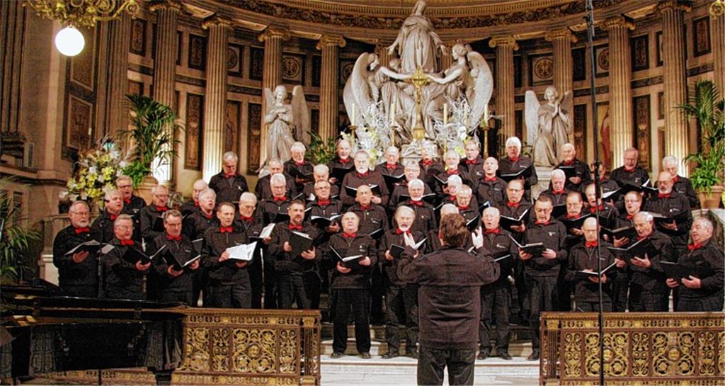 Der Männerprojektchor überzeugt bei mehreren Auftritten in Frankreich.