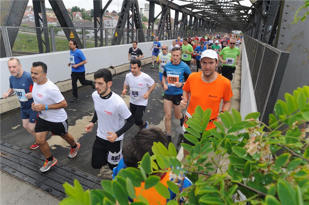 910_0008_131315_GruppenfotoLaufendFit40_04_06_2016_