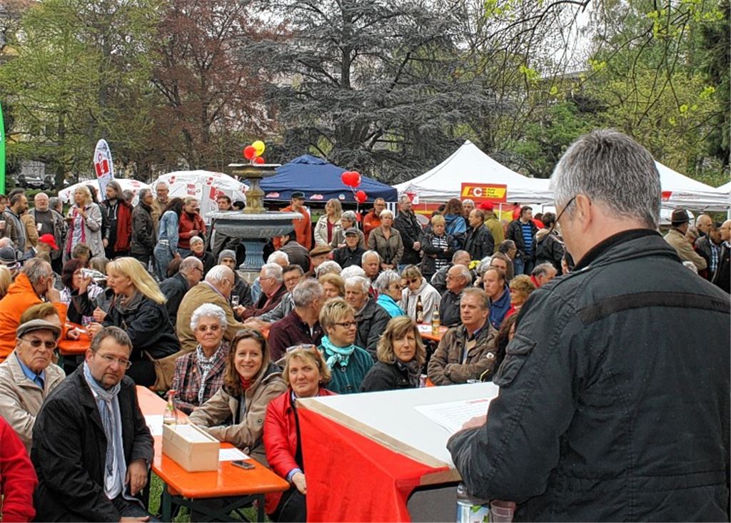 Der Mairede von Martin Kolb hören bei der Familienfeier des DGB-Kreisverbandes im Pforzheimer Benckiserpark zahlreiche Menschen zu, darunter auch die Bundestagsabgeordnete Katja Mast und OB Gert Hager (vorne). Foto: Zachmann