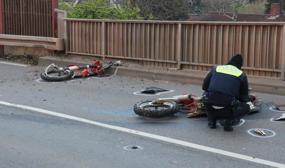 Der Mann fiel mehrere Meter in die Tiefe, wie die Polizei mitteilte.