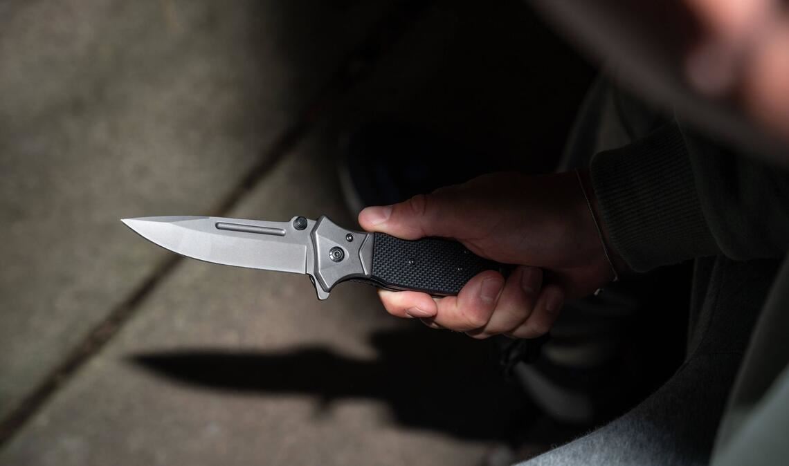 Der Mann fragte nach einer Wegbeschreibung und zog dann unvermittelt ein Messer. (Symbolfoto)
