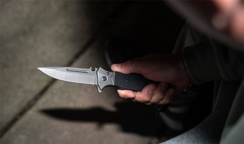 Der Mann fragte nach einer Wegbeschreibung und zog dann unvermittelt ein Messer. (Symbolfoto)