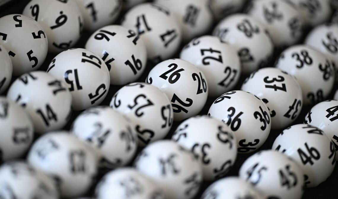 Der Mann hat den Haupt-Jackpot nur um eine Zahl haarscharf verfehlt. (Symbolbild)