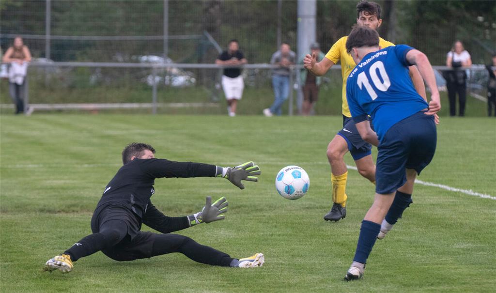 Der Mann mit der Nummer 10, Louis Wäbisch, sorgt immer wieder für Alarmstimmung vor dem Lomersheimer Kasten und erzielt die beiden Treffer zur 2:0-Führung für den VfB. Fotos: Fotomoment