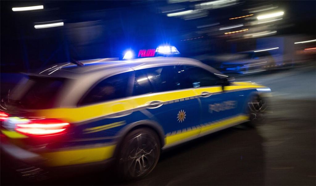 Der Mann soll die Haltesignale ignoriert und beschleunigt haben. (Symbolbild)