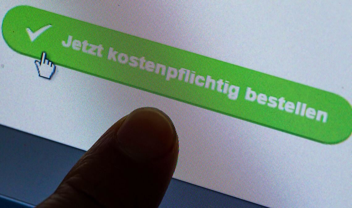 Der Mann soll mit seinen Fake-Onlineshops rund 1000 Menschen um erhebliche Summen gebracht haben.