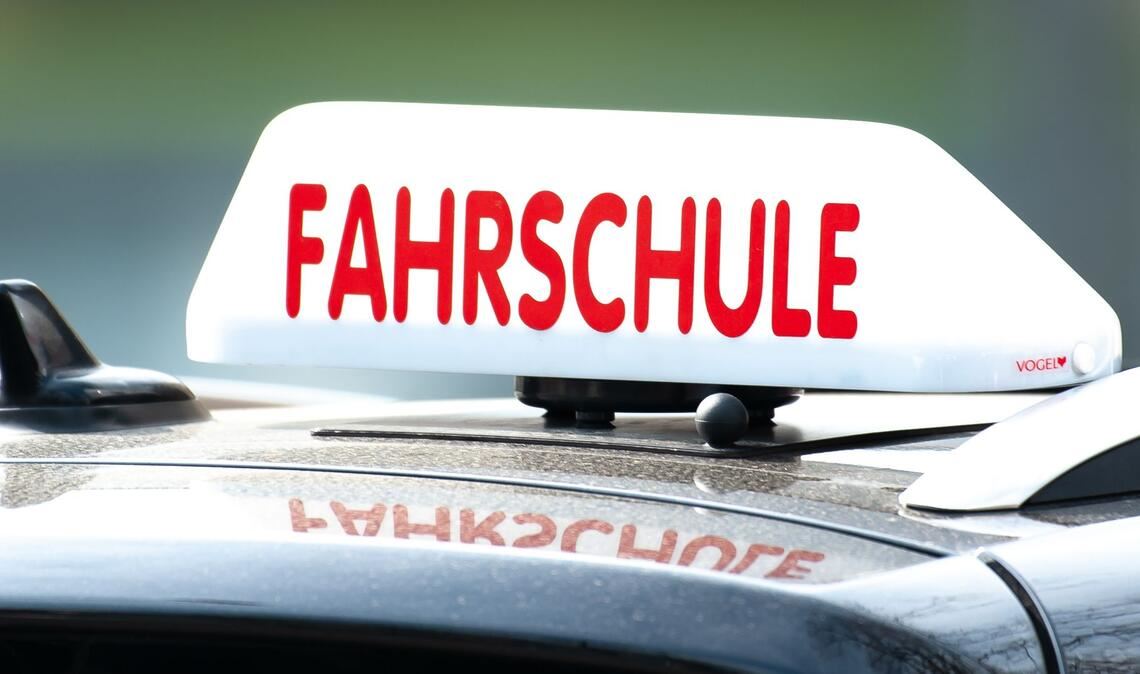 Der Mann soll sich laut Gericht mit den Taten unter anderem in Heidelberg, Göppingen, Bochum und Bonn seinen Lebensunterhalt finanziert haben.