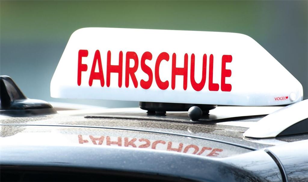 Der Mann soll sich laut Gericht mit den Taten unter anderem in Heidelberg, Göppingen, Bochum und Bonn seinen Lebensunterhalt finanziert haben.