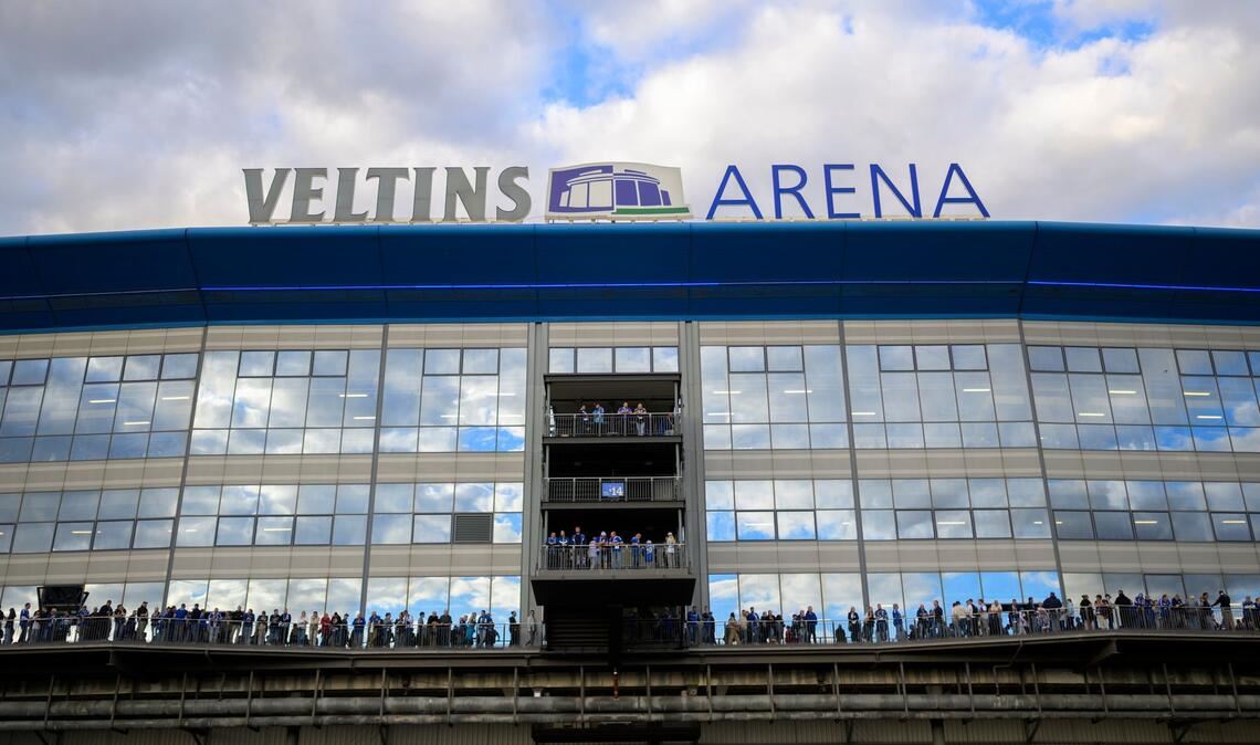 Der Mann war nach Angaben der Polizei bei einer Führung durch das Stadion vom FC Schalke 04 dabei gewesen. (Symbolbild)