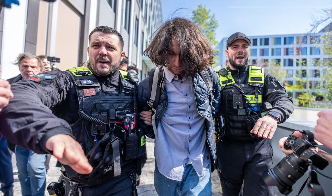 Der Mann wurde abgeführt.