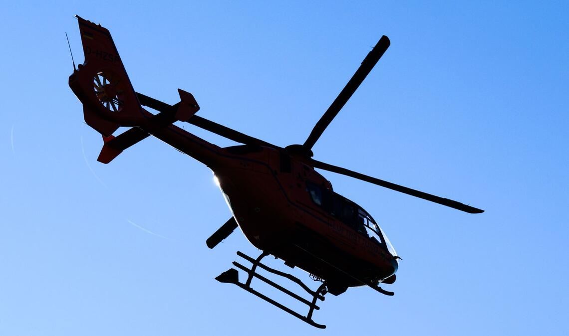 Der Mann wurde am Dienstagabend mit einem Rettungshubschrauber in ein Krankenhaus gebracht. (Symbolbild)