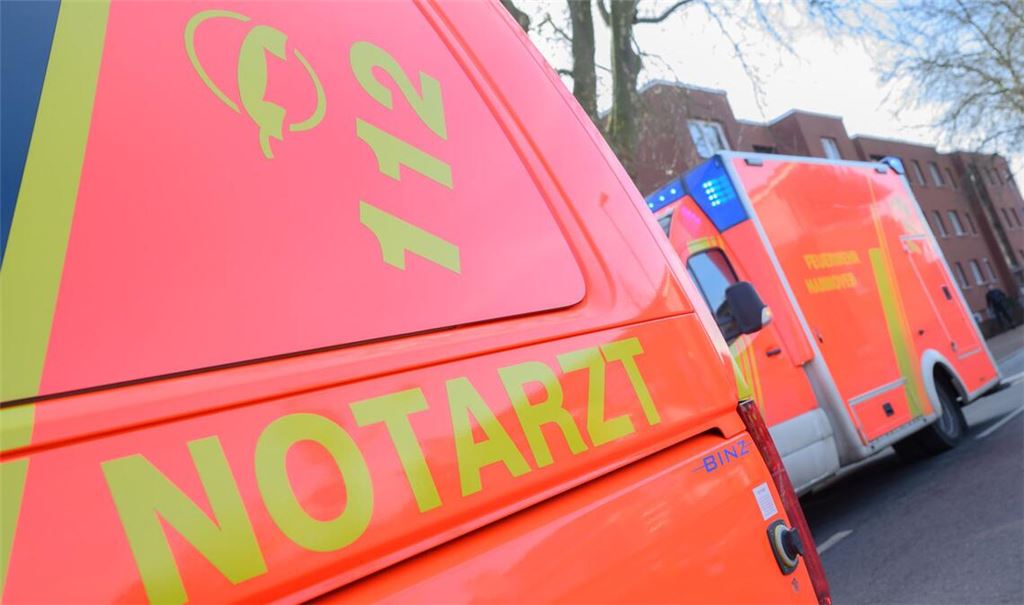 Der Mann wurde in ein Krankenhaus gebracht. (Symbolbild)