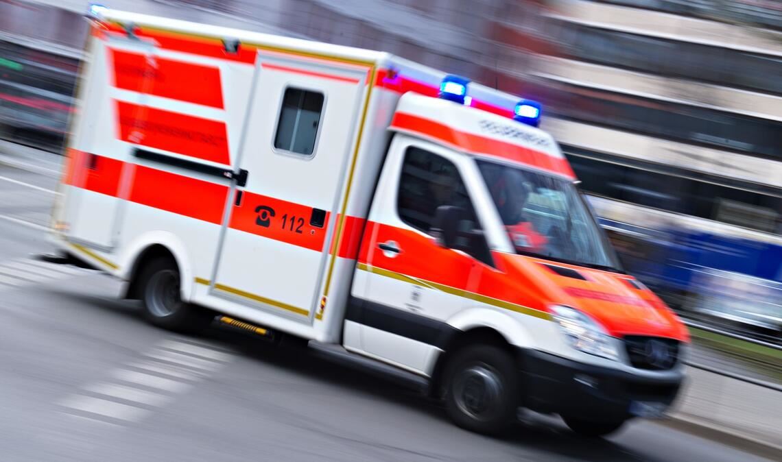 Der Mann wurde schwer verletzt (Symbolbild).