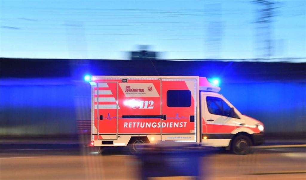 Der Mann wurde schwer verletzt in ein Krankenhaus gebracht, in dem er nun starb. (Symbolbild)