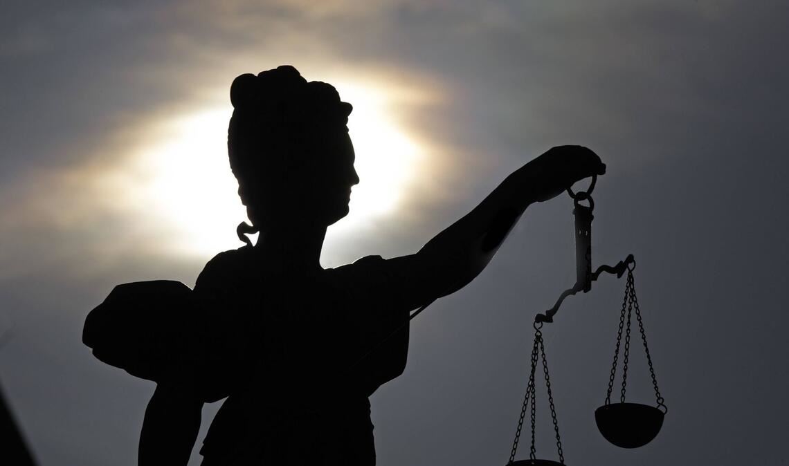 Der Mann wurde unter anderem zu einer Gefängnisstrafe verurteilt. (Symbolfoto)