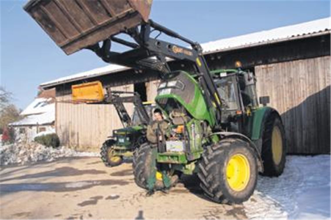 Der Maschinenpark muss in Schuss gebracht werden. Landwirtschafts-Azubi Thilo Keller (16) ist im ersten Lehrjahr und macht seine Hausaufgaben. Er hilft seinem Vater bei der Arbeit. Foto: Hansen