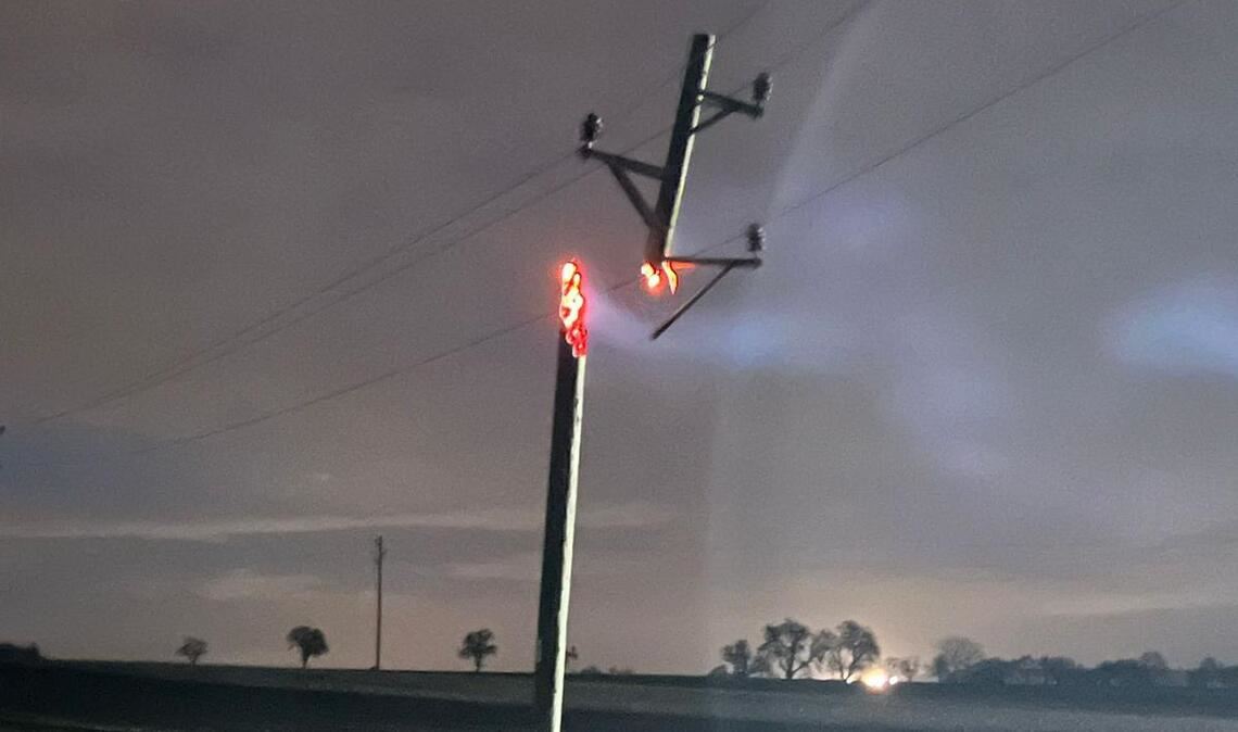 Der Mast wird durch die Flammen buchstäblich durchtrennt. Foto: Myroshnichenko