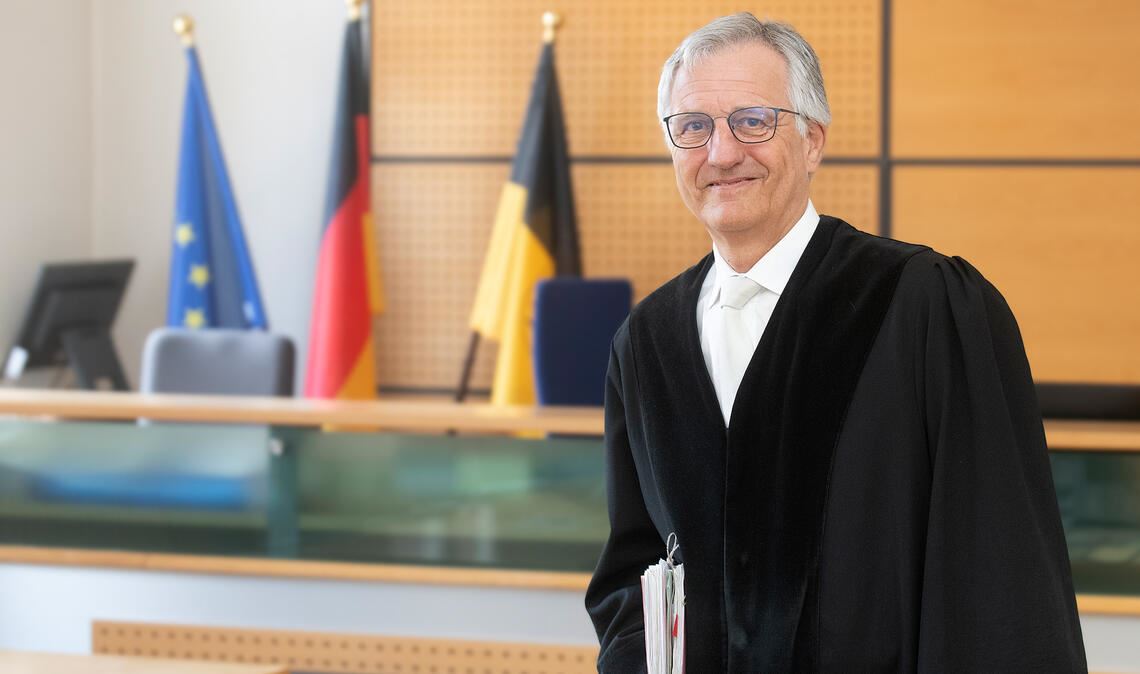 Der Maulbronner Amtsgerichtsdirektor Dr. Bernd Lindner verhandelt am kommenden Dienstag seine letzten Fälle vor dem Abschied in den Ruhestand – eine Schlägerei in der Justizvollzugsanstalt Heimsheim und eine weitere Körperverletzung. Foto: Fotomoment